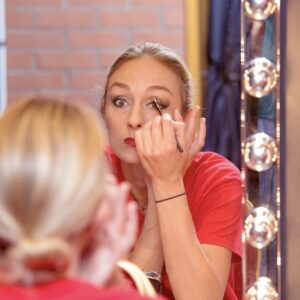 la vie d'artiste de cabaret&nbsp;: une danseuse qui se maquille en coulisses