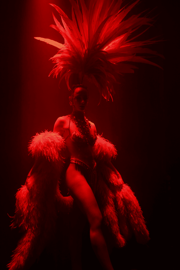 Melissa Sicre, ancienne danseuse du Lido en costume à plumes